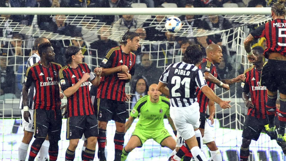 Tendangan bebas Pirlo saat menghadapi sang mantan klub, AC Milan